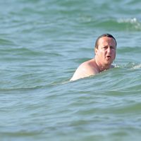 David Cameron dándose un chapuzón en las playas de Mallorca