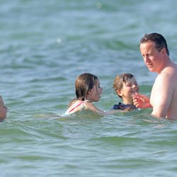 David Cameron se divierte con sus hijos en Mallorca