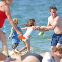 David Cameron jugando con sus hijos en la arena durante sus vacaciones en Mallorca