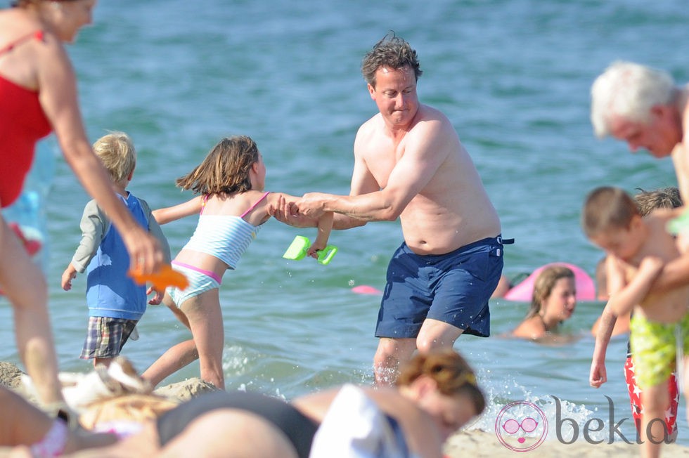 David Cameron jugando con sus hijos en la arena durante sus vacaciones en Mallorca