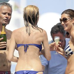 Mar Flores y Javier Merino ofrecen una fiesta a bordo de un barco en Ibiza