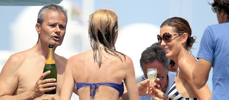Mar Flores y Javier Merino ofrecen una fiesta a bordo de un barco en Ibiza