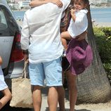Margarita Vargas abraza a su padre en Marbella con su hijo en brazos