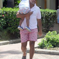 Luis Alfonso de Borbón con su hijo en brazos durante sus vacaciones en Marbella