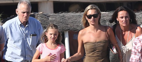 Kate Moss disfruta de sus vacaciones en Saint Tropez junto a su hija Lila Grace