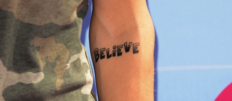 Justin Bieber se tatúa 'Believe'
