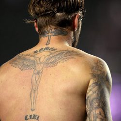 David Beckham muestra los tatuajes de su espalda