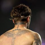 David Beckham muestra los tatuajes de su espalda