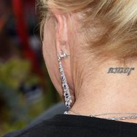 Tatuaje en la nuca de Melanie Griffith
