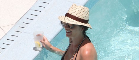 Katy Perry dándose un chapuzón en una piscina de Miami