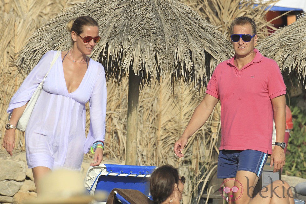 Alejandra Prat y su marido Juan Manuel Alcaraz disfrutan de Ibiza