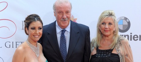 María Bravo con Vicente del Bosque y su mujer en la Global Gift Gala de Marbella