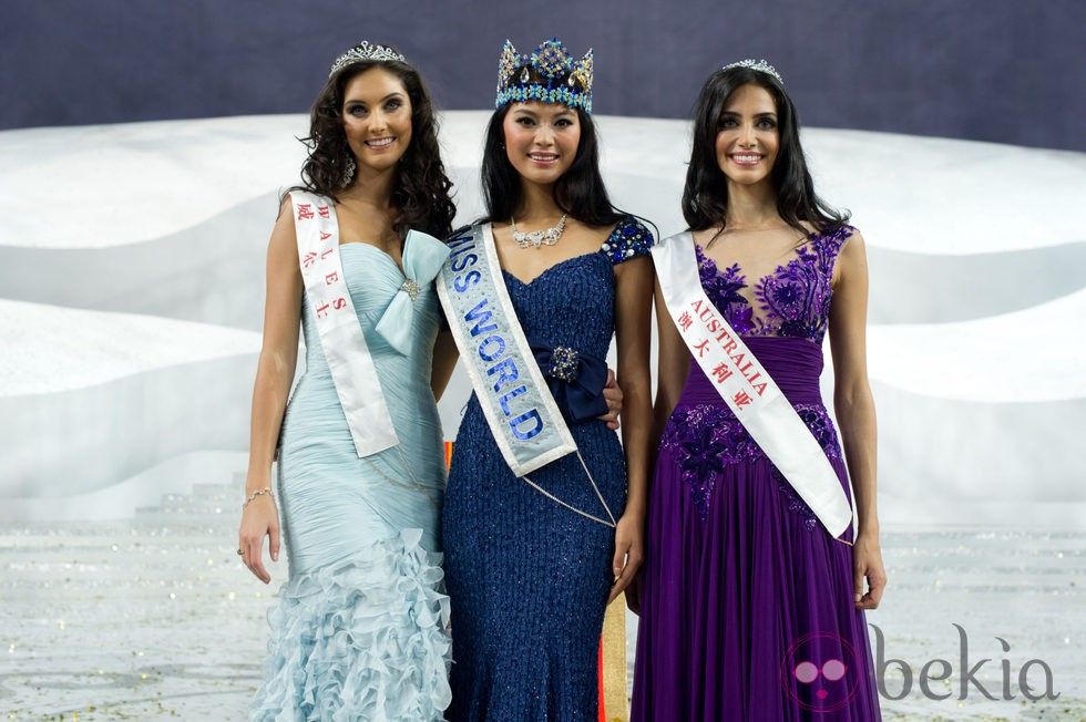 La Miss Mundo 2012 Wen Xiaoyu junto a Sophie Moulds y Jessica Kahawaty