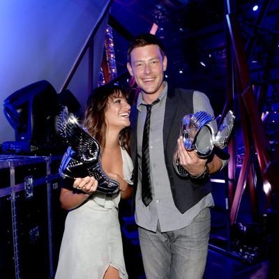 Lea Michele y Cory Monteith posan con su premio Do Something 2012