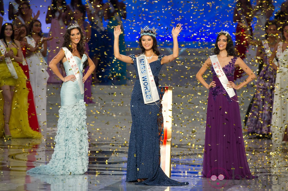 Wen Xiaoyu con Sophie Moulds y Jessica Kahawaty, en el certamen Miss Mundo 2012