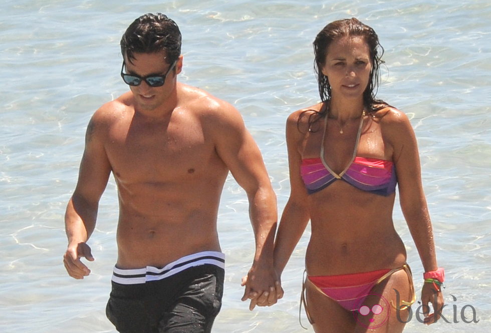 David Bustamante y Paula Echevarría, cogidos de la mano en las playas de Ibiza