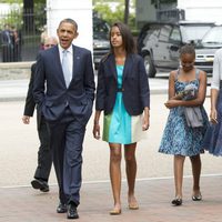 Barack y Michelle Obama acuden a misa junto a sus hijas
