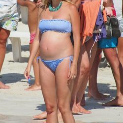 Carolina Cerezuela presume de embarazo en Ibiza