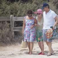 Los Duques de Alba a su llegada a una playa de Ibiza