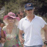 Cayetana de Alba y Alfonso Díez llegan a la playa en su primer verano de casados en Ibiza