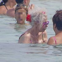 La Duquesa de Alba se da un baño en Ibiza