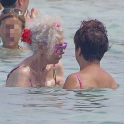 La Duquesa de Alba se da un baño en Ibiza