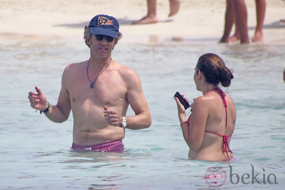 Alfonso Díez conversa con una ciudadana en una playa de Ibiza