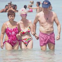 Los Duques de Alba salen del agua tras darse un baño en Ibiza