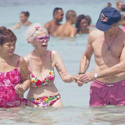Alfonso Díez coge de la mano a la Duquesa de Alba en una playa de Ibiza