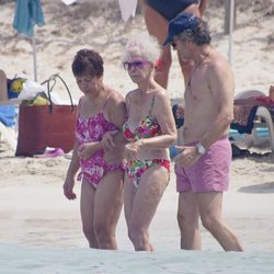 Los Duques de Alba en la orilla del mar durante sus vacaciones en Ibiza