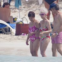 Los Duques de Alba en la orilla del mar durante sus vacaciones en Ibiza