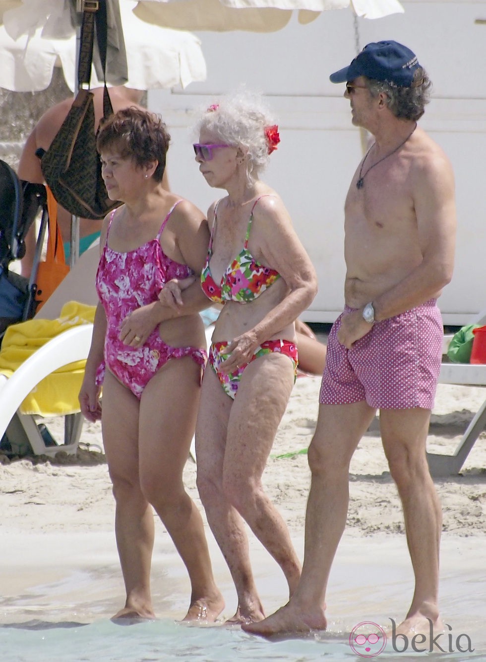 Los Duques de Alba entran en el mar para darse un baño en Ibiza