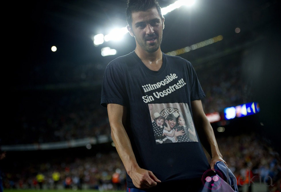 David Villa celebra su gol con una camiseta de su mujer y sus hijas