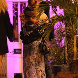 Nate Naylor besa cariñosamente a Scarlett Johansson