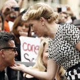 Scarlett Johansson celebra su estrella en el Paseo de la Fama con Nate Naylor