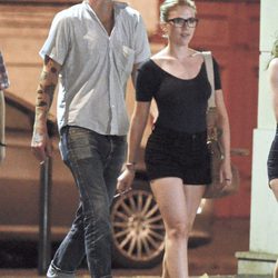 Scarlett Johansson y Nate Naylor se divierten durante una escapada a París
