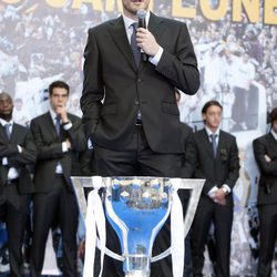 Iker Casillas celebra el título de Liga del Real Madrid