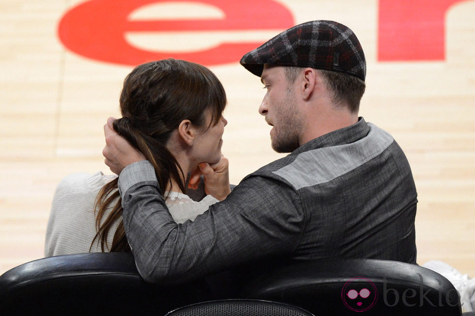Justin Timberlake y Jessica Biel, muy cariñosos durante un partido de baloncesto