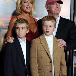 Tony Scott junto a su mujer Donna y sus hijos gemelos