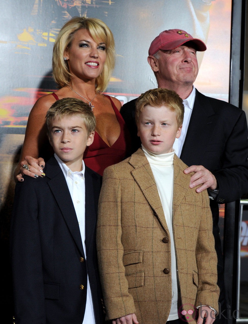 Tony Scott junto a su mujer Donna y sus hijos gemelos.