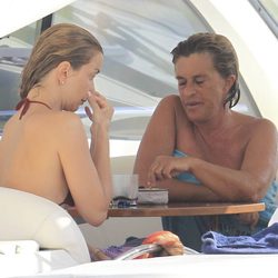 Sofía Mazagatos y Chelo García Cortés juntas de vacaciones en Ibiza