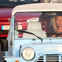 Kate Moss conduce su propio coche durante sus vacaciones en Saint Tropez