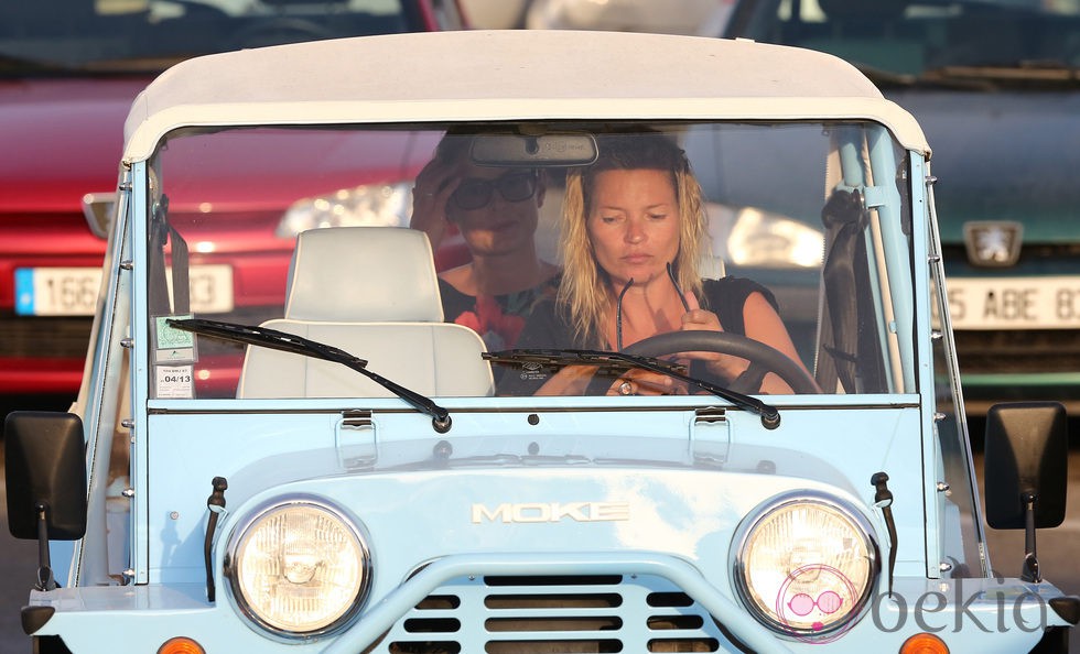 Kate Moss conduce su propio coche durante sus vacaciones en Saint Tropez