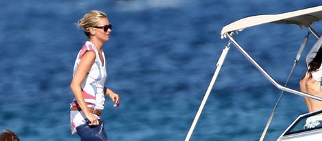 Kate Moss a bordo de un yate durante sus vacaciones en Saint Tropez