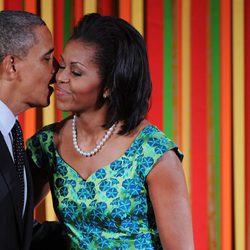Barack Obama besa a Michelle Obama en la cena con los niños en la Casa Blanca