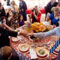 Barack Obama saluda a los niños invitados en la cena en la Casa Blanca
