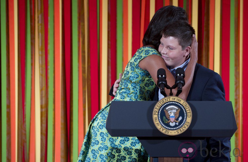 Michelle Obama abraza a Marshall Reid en la cena que ofreció a niños en la Casa Blanca