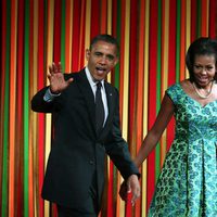 Barack y Michelle Obama cogidos de la mano en una cena a los niños en la Casa Blanca