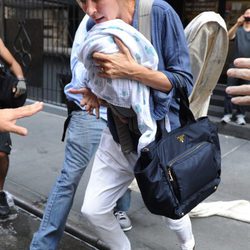 Uma Thurman pasea por Nueva York con su tercera hija en brazos