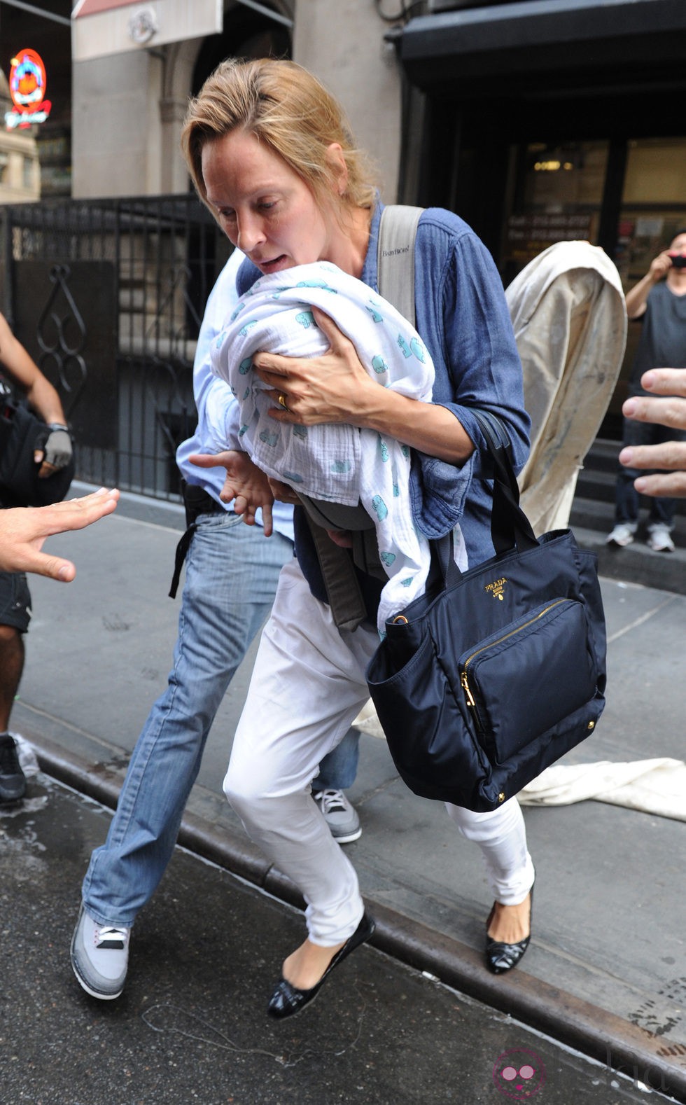 Uma Thurman pasea por Nueva York con su tercera hija en brazos